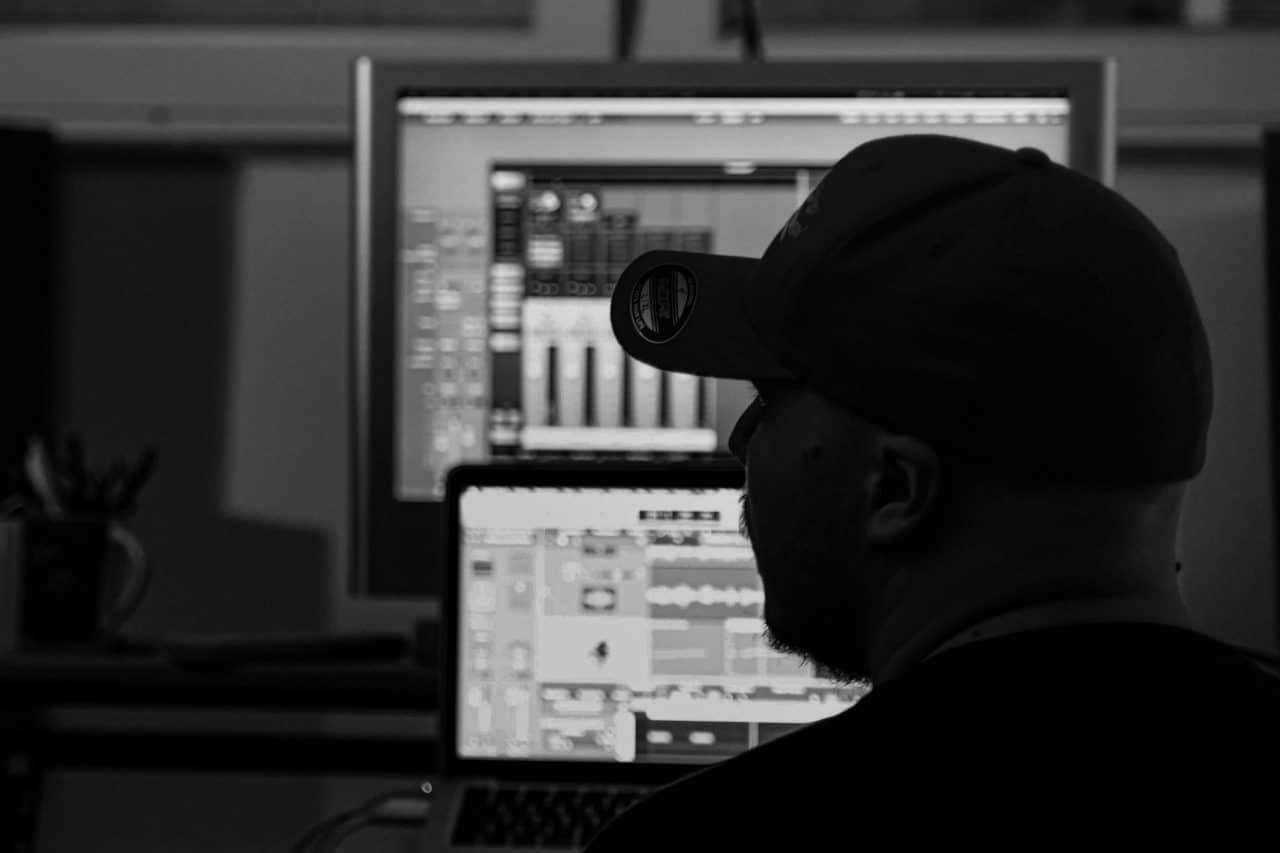 thejazzp im Studio vor dem Laptop mit Christin