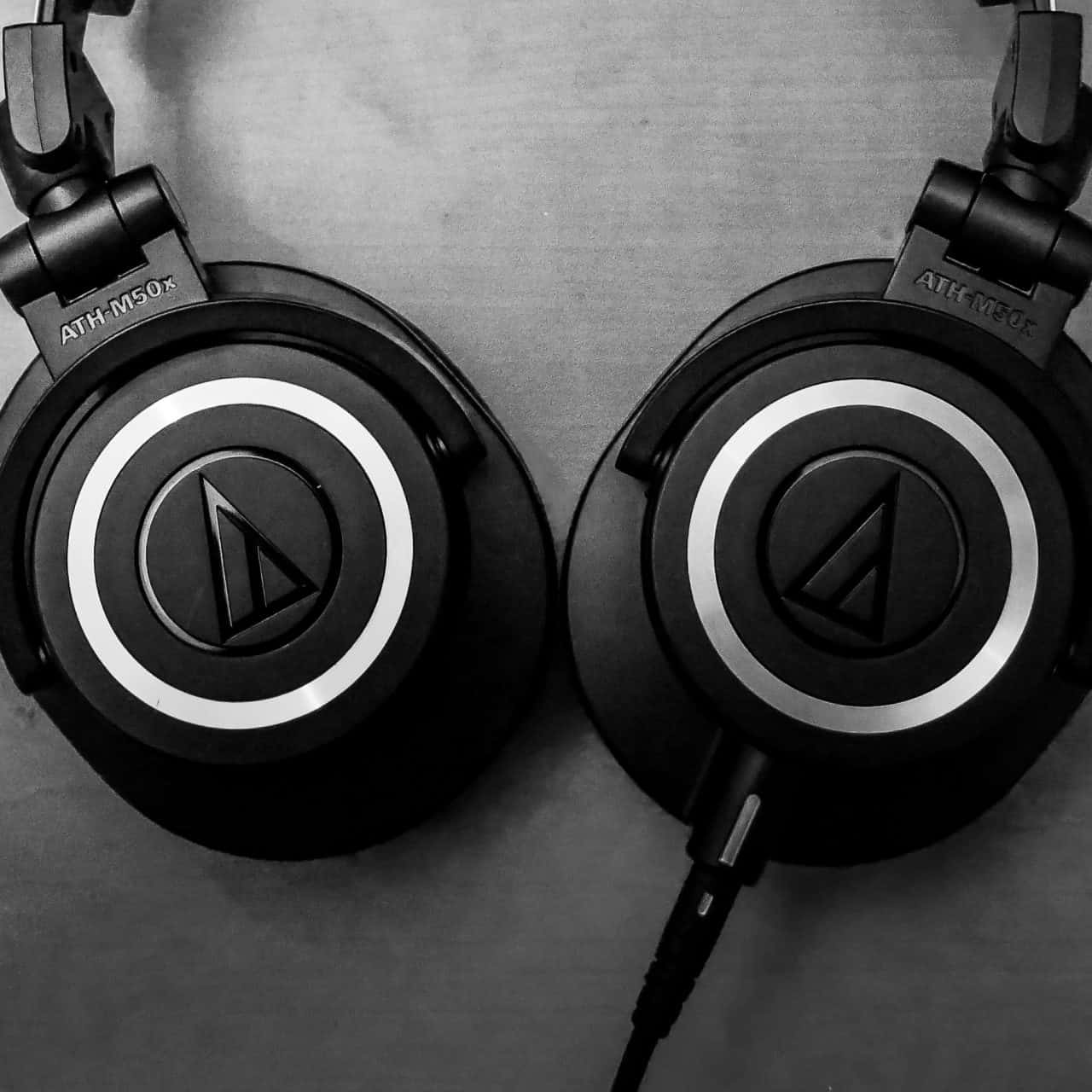 Kopfhörer liegen auf dem Tisch