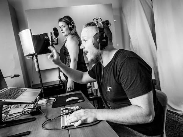 thejazzp im Studio vor dem Laptop mit Christin